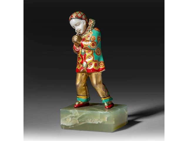 An art deco chryselephantine sculpture of a pierrot on an onyx base, interwar period, total h 12 cm - sculpture h 9,5 cm - total weight 390g (+) - afbeelding 6 van  13