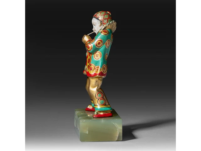 An art deco chryselephantine sculpture of a pierrot on an onyx base, interwar period, total h 12 cm - sculpture h 9,5 cm - total weight 390g (+) - afbeelding 7 van  13
