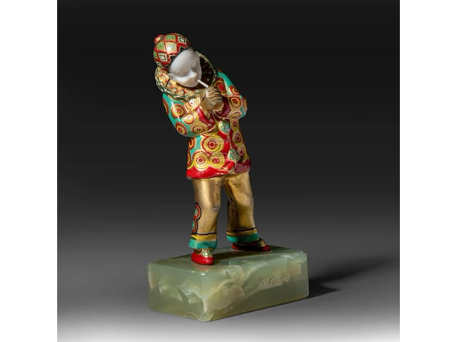 An art deco chryselephantine sculpture of a pierrot on an onyx base, interwar period, total h 12 cm - sculpture h 9,5 cm - total weight 390g (+) - afbeelding 10 van  13