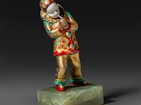 An art deco chryselephantine sculpture of a pierrot on an onyx base, interwar period, total h 12 cm - sculpture h 9,5 cm - total weight 390g (+) - afbeelding 10 van  13