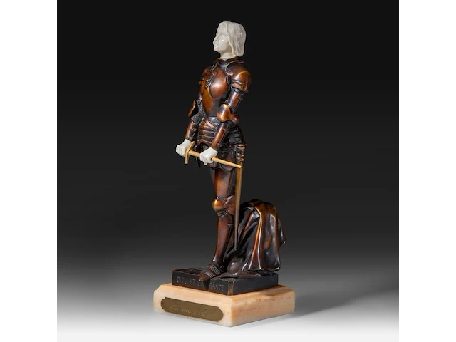 An art deco chryselephantine sculpture of jeanne d'arc by george ernest saulo (1865-1945), signed, interwar period, total h 32,5 cm - total weight ca 3500g (+) - afbeelding 2 van  9