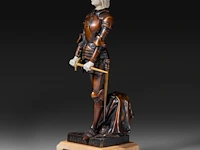 An art deco chryselephantine sculpture of jeanne d'arc by george ernest saulo (1865-1945), signed, interwar period, total h 32,5 cm - total weight ca 3500g (+) - afbeelding 2 van  9