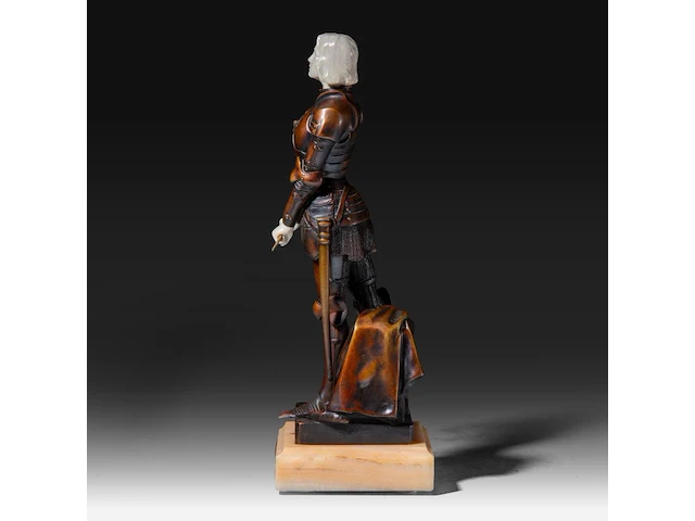 An art deco chryselephantine sculpture of jeanne d'arc by george ernest saulo (1865-1945), signed, interwar period, total h 32,5 cm - total weight ca 3500g (+) - afbeelding 3 van  9
