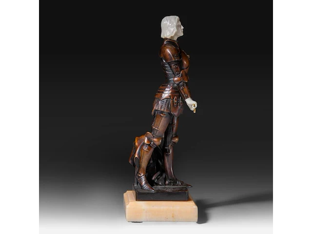 An art deco chryselephantine sculpture of jeanne d'arc by george ernest saulo (1865-1945), signed, interwar period, total h 32,5 cm - total weight ca 3500g (+) - afbeelding 5 van  9