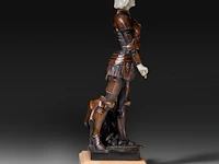 An art deco chryselephantine sculpture of jeanne d'arc by george ernest saulo (1865-1945), signed, interwar period, total h 32,5 cm - total weight ca 3500g (+) - afbeelding 5 van  9