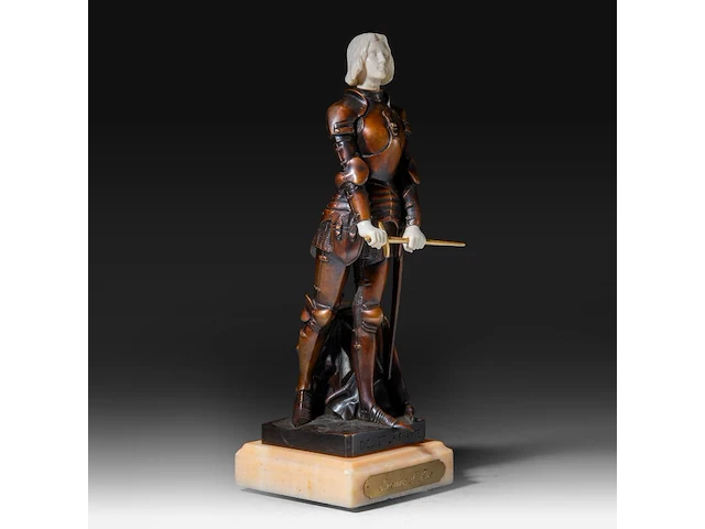 An art deco chryselephantine sculpture of jeanne d'arc by george ernest saulo (1865-1945), signed, interwar period, total h 32,5 cm - total weight ca 3500g (+) - afbeelding 6 van  9