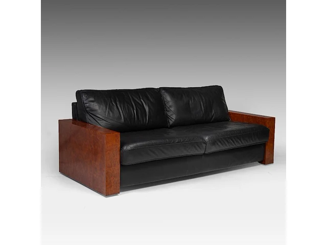 An art deco style burr wood and black leather settee 80 x 205 x 90 cm. (31 1/2 x 80.70 x 35.42 in.) - afbeelding 1 van  7