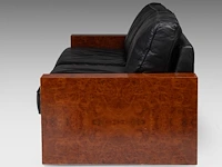 An art deco style burr wood and black leather settee 80 x 205 x 90 cm. (31 1/2 x 80.70 x 35.42 in.) - afbeelding 4 van  7