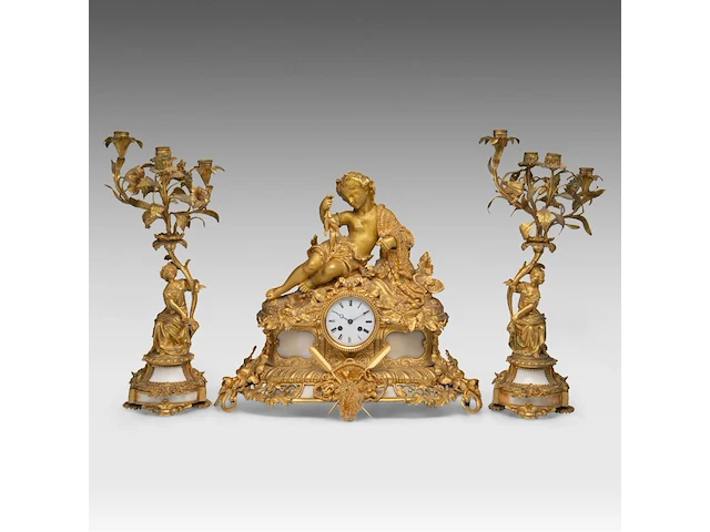 An assembled gilt bronze and marble three-piece mantle clock set, with an allegory of fishing on top, late 19thc the clock: 45 x 49 cm. (17.71 x 19.28 in.), frame: 54 cm. (21.26 in.) - afbeelding 1 van  9