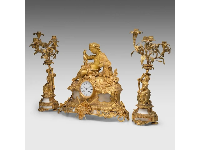 An assembled gilt bronze and marble three-piece mantle clock set, with an allegory of fishing on top, late 19thc the clock: 45 x 49 cm. (17.71 x 19.28 in.), frame: 54 cm. (21.26 in.) - afbeelding 2 van  9