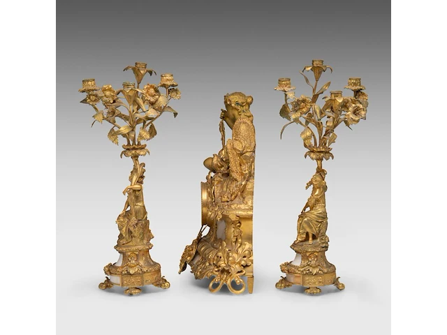 An assembled gilt bronze and marble three-piece mantle clock set, with an allegory of fishing on top, late 19thc the clock: 45 x 49 cm. (17.71 x 19.28 in.), frame: 54 cm. (21.26 in.) - afbeelding 3 van  9