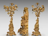 An assembled gilt bronze and marble three-piece mantle clock set, with an allegory of fishing on top, late 19thc the clock: 45 x 49 cm. (17.71 x 19.28 in.), frame: 54 cm. (21.26 in.) - afbeelding 3 van  9