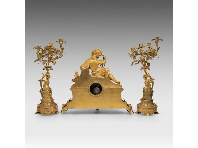 An assembled gilt bronze and marble three-piece mantle clock set, with an allegory of fishing on top, late 19thc the clock: 45 x 49 cm. (17.71 x 19.28 in.), frame: 54 cm. (21.26 in.) - afbeelding 4 van  9