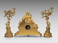 An assembled gilt bronze and marble three-piece mantle clock set, with an allegory of fishing on top, late 19thc the clock: 45 x 49 cm. (17.71 x 19.28 in.), frame: 54 cm. (21.26 in.) - afbeelding 4 van  9