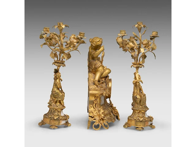 An assembled gilt bronze and marble three-piece mantle clock set, with an allegory of fishing on top, late 19thc the clock: 45 x 49 cm. (17.71 x 19.28 in.), frame: 54 cm. (21.26 in.) - afbeelding 5 van  9