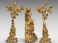 An assembled gilt bronze and marble three-piece mantle clock set, with an allegory of fishing on top, late 19thc the clock: 45 x 49 cm. (17.71 x 19.28 in.), frame: 54 cm. (21.26 in.) - afbeelding 5 van  9