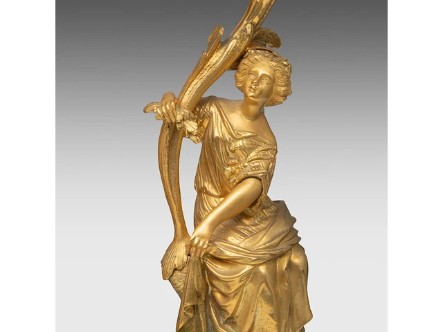 An assembled gilt bronze and marble three-piece mantle clock set, with an allegory of fishing on top, late 19thc the clock: 45 x 49 cm. (17.71 x 19.28 in.), frame: 54 cm. (21.26 in.) - afbeelding 6 van  9