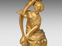 An assembled gilt bronze and marble three-piece mantle clock set, with an allegory of fishing on top, late 19thc the clock: 45 x 49 cm. (17.71 x 19.28 in.), frame: 54 cm. (21.26 in.) - afbeelding 6 van  9
