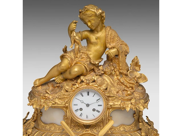 An assembled gilt bronze and marble three-piece mantle clock set, with an allegory of fishing on top, late 19thc the clock: 45 x 49 cm. (17.71 x 19.28 in.), frame: 54 cm. (21.26 in.) - afbeelding 7 van  9