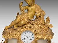 An assembled gilt bronze and marble three-piece mantle clock set, with an allegory of fishing on top, late 19thc the clock: 45 x 49 cm. (17.71 x 19.28 in.), frame: 54 cm. (21.26 in.) - afbeelding 7 van  9
