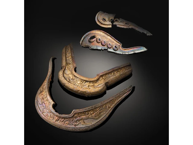 An assembled group of chinese repoussé gilt silver saddle ornaments, liao dynasty (907 - 1125) - afbeelding 1 van  28