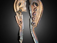 An assembled group of chinese repoussé gilt silver saddle ornaments, liao dynasty (907 - 1125) - afbeelding 28 van  28