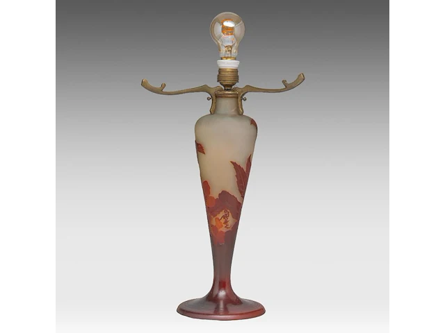 An emile gallé (1846-1904) cameo glass table lamp, decorated with flowers 40 cm. (15 3/4 in.) - afbeelding 1 van  5