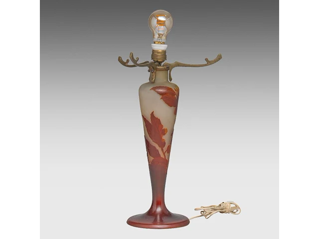 An emile gallé (1846-1904) cameo glass table lamp, decorated with flowers 40 cm. (15 3/4 in.) - afbeelding 2 van  5