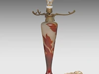 An emile gallé (1846-1904) cameo glass table lamp, decorated with flowers 40 cm. (15 3/4 in.) - afbeelding 2 van  5