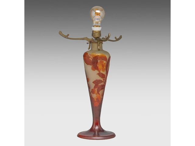 An emile gallé (1846-1904) cameo glass table lamp, decorated with flowers 40 cm. (15 3/4 in.) - afbeelding 3 van  5