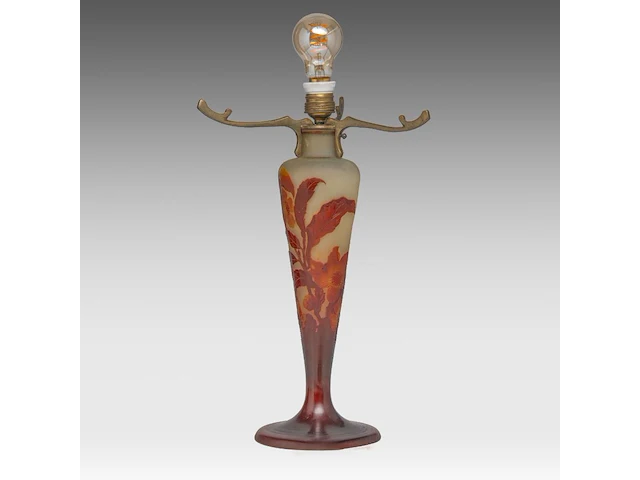 An emile gallé (1846-1904) cameo glass table lamp, decorated with flowers 40 cm. (15 3/4 in.) - afbeelding 4 van  5