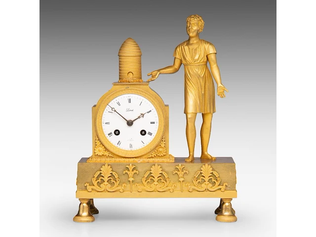 An empire gilt bronze mantle clock with a beekeeper on top, ca. 1830 29.5 x 23 cm. (11.60 x 9.06 in.) - afbeelding 1 van  9