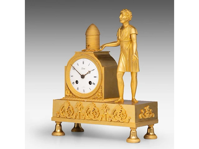 An empire gilt bronze mantle clock with a beekeeper on top, ca. 1830 29.5 x 23 cm. (11.60 x 9.06 in.) - afbeelding 2 van  9
