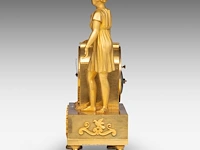 An empire gilt bronze mantle clock with a beekeeper on top, ca. 1830 29.5 x 23 cm. (11.60 x 9.06 in.) - afbeelding 3 van  9