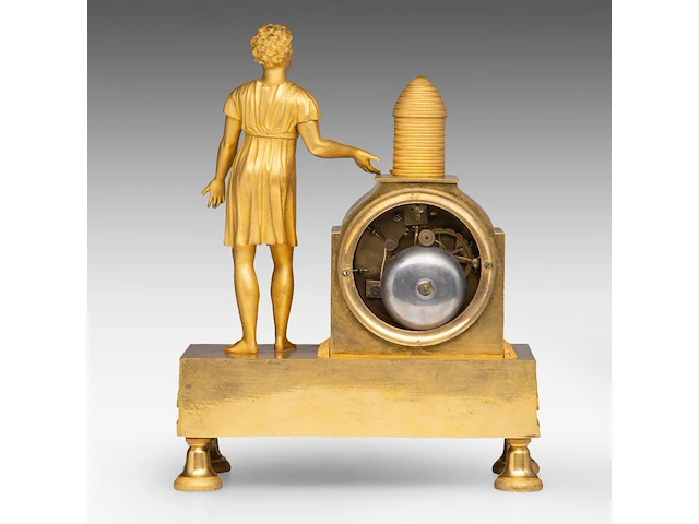 An empire gilt bronze mantle clock with a beekeeper on top, ca. 1830 29.5 x 23 cm. (11.60 x 9.06 in.) - afbeelding 4 van  9