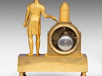 An empire gilt bronze mantle clock with a beekeeper on top, ca. 1830 29.5 x 23 cm. (11.60 x 9.06 in.) - afbeelding 4 van  9