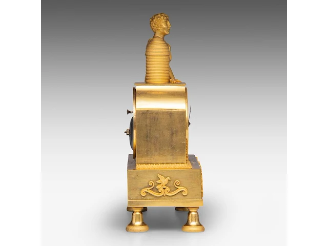 An empire gilt bronze mantle clock with a beekeeper on top, ca. 1830 29.5 x 23 cm. (11.60 x 9.06 in.) - afbeelding 5 van  9