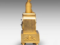 An empire gilt bronze mantle clock with a beekeeper on top, ca. 1830 29.5 x 23 cm. (11.60 x 9.06 in.) - afbeelding 5 van  9