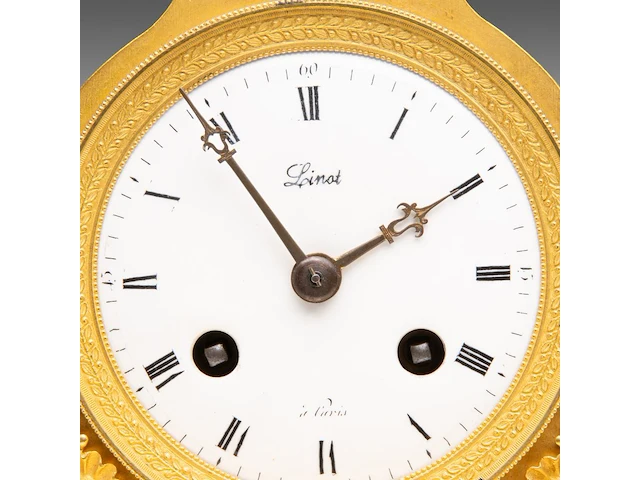 An empire gilt bronze mantle clock with a beekeeper on top, ca. 1830 29.5 x 23 cm. (11.60 x 9.06 in.) - afbeelding 6 van  9