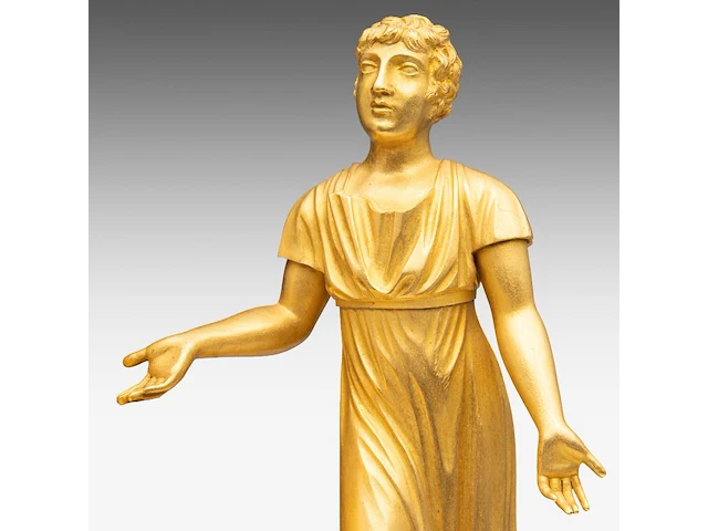 An empire gilt bronze mantle clock with a beekeeper on top, ca. 1830 29.5 x 23 cm. (11.60 x 9.06 in.) - afbeelding 7 van  9