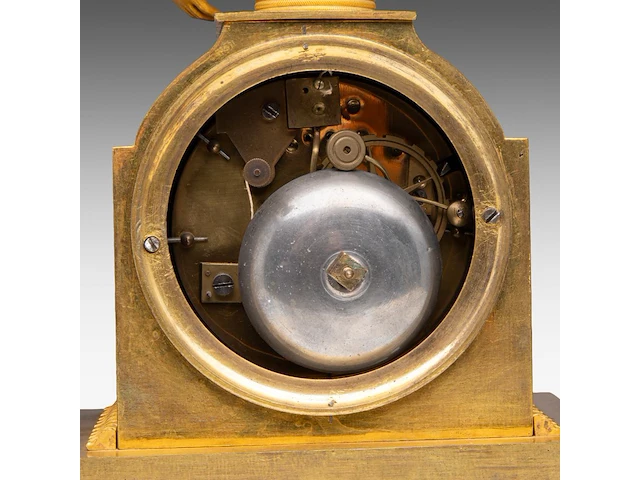 An empire gilt bronze mantle clock with a beekeeper on top, ca. 1830 29.5 x 23 cm. (11.60 x 9.06 in.) - afbeelding 8 van  9