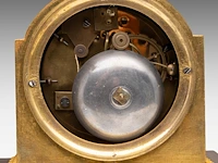 An empire gilt bronze mantle clock with a beekeeper on top, ca. 1830 29.5 x 23 cm. (11.60 x 9.06 in.) - afbeelding 8 van  9