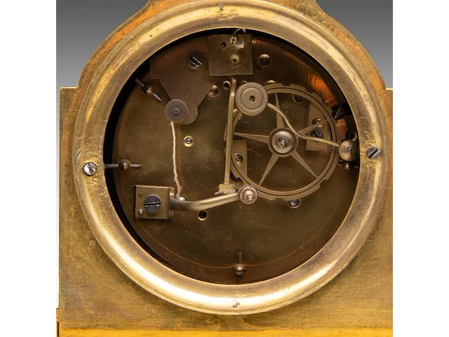 An empire gilt bronze mantle clock with a beekeeper on top, ca. 1830 29.5 x 23 cm. (11.60 x 9.06 in.) - afbeelding 9 van  9
