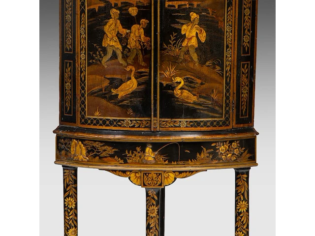 An english georgian black and gilt japanned corner cabinet, 18thc, h 190 - w 60 cm - afbeelding 2 van  10