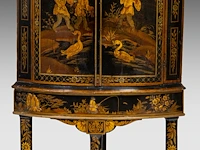 An english georgian black and gilt japanned corner cabinet, 18thc, h 190 - w 60 cm - afbeelding 2 van  10