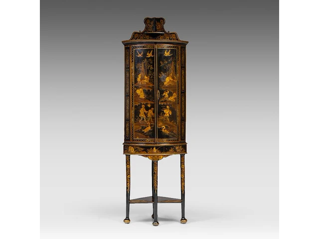 An english georgian black and gilt japanned corner cabinet, 18thc, h 190 - w 60 cm - afbeelding 1 van  10