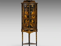 An english georgian black and gilt japanned corner cabinet, 18thc, h 190 - w 60 cm