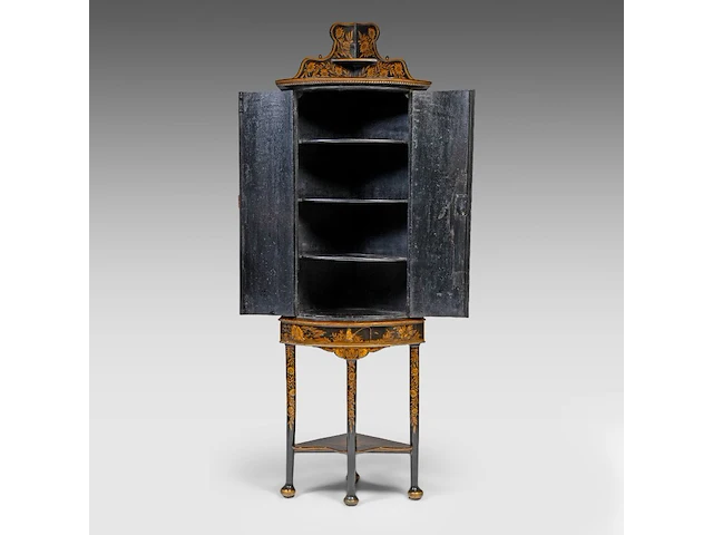 An english georgian black and gilt japanned corner cabinet, 18thc, h 190 - w 60 cm - afbeelding 3 van  10