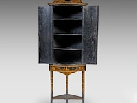 An english georgian black and gilt japanned corner cabinet, 18thc, h 190 - w 60 cm - afbeelding 3 van  10