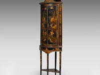 An english georgian black and gilt japanned corner cabinet, 18thc, h 190 - w 60 cm - afbeelding 4 van  10